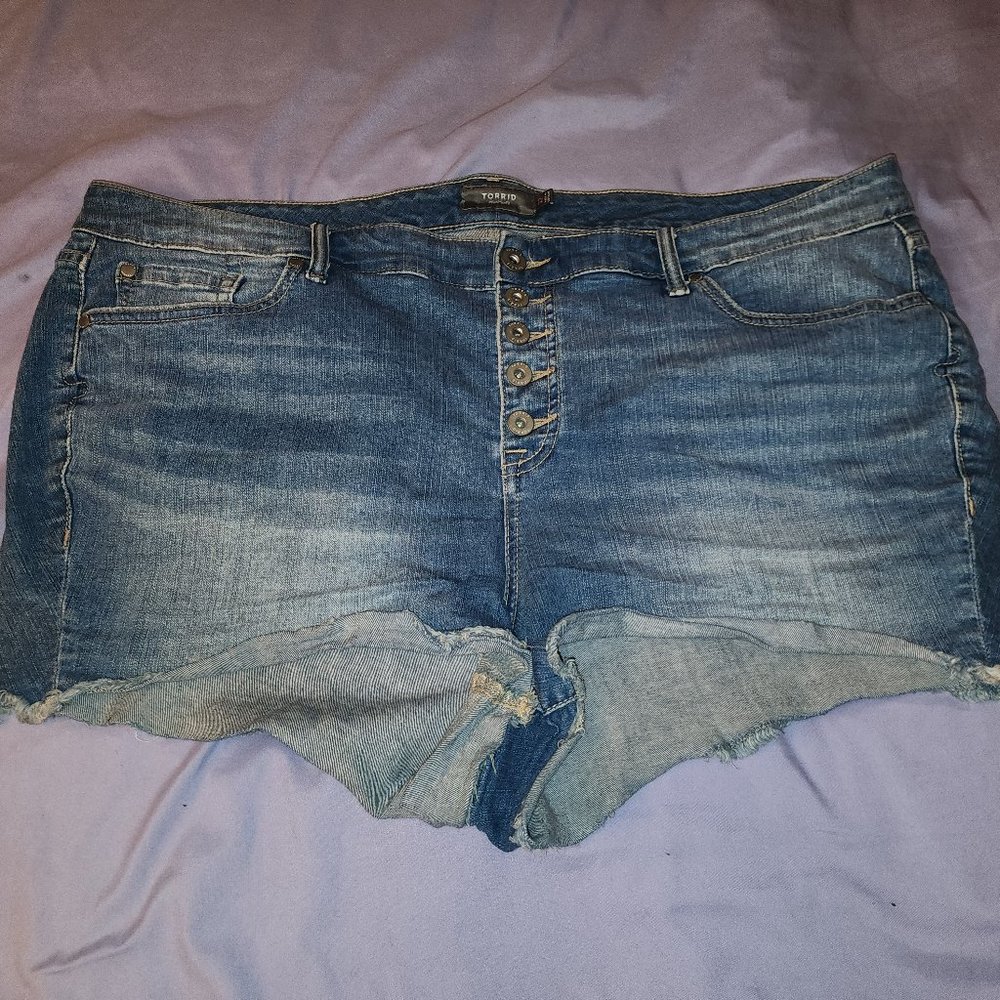 Torrid #Feelthefit Jean Shorts Light Wash